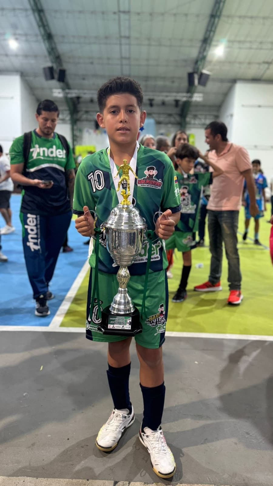 Posada con el trofeo de subcampeón del Baby Fútbol de Salón