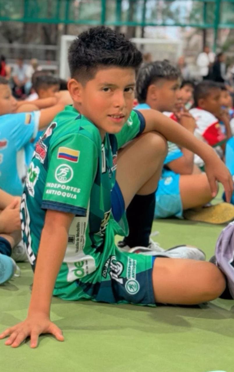 Retrato de Posada con la camiseta de la Selección Medellín de fútbol de salón